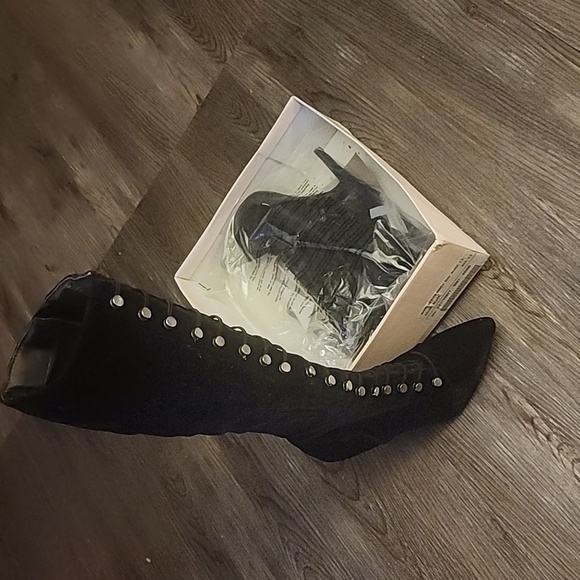 Boot - Picture 2 of 3